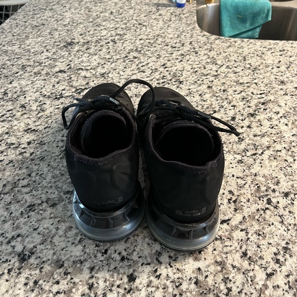LeBron 18 Low Zero Dark 23 - Picture 5 of 7